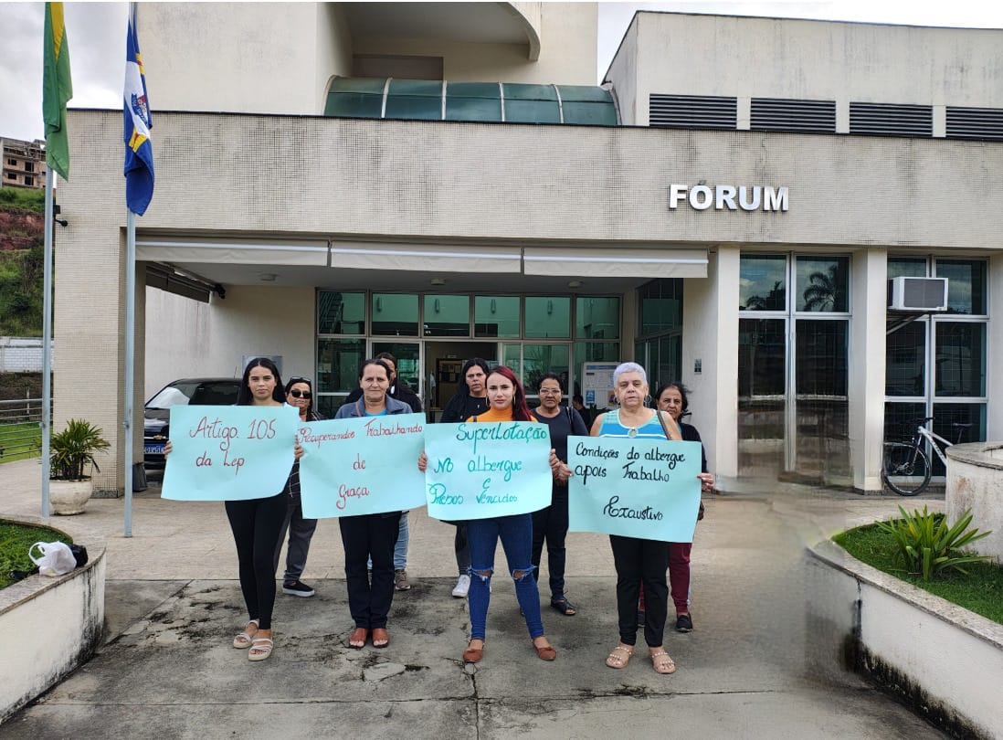 Familiares de apenados protestam contra trabalho sem remuneração e superlotação do presídio de Santos Dumont